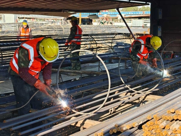 为了“千项万亿”，他们在工地抢“10%”