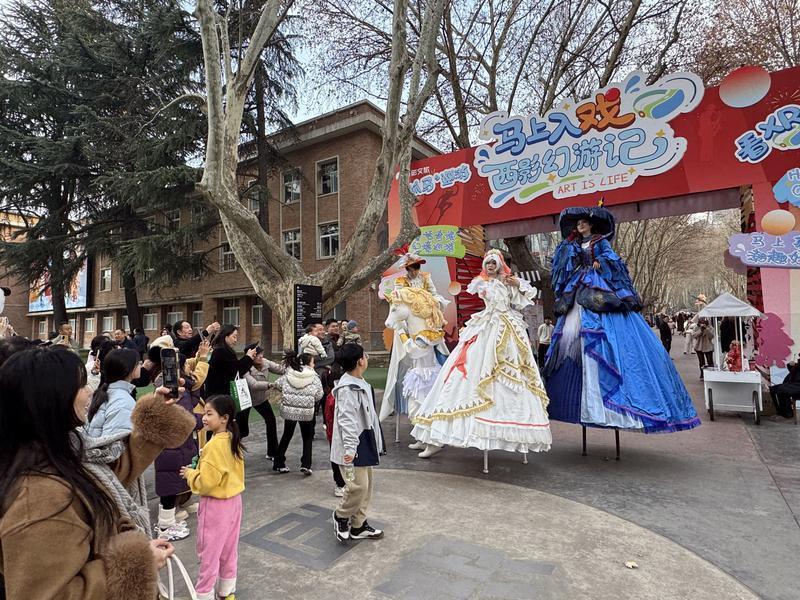 “童话奇旅・幻境巡游”系列活动轮番上演，吸引众多市民游客驻足观赏。