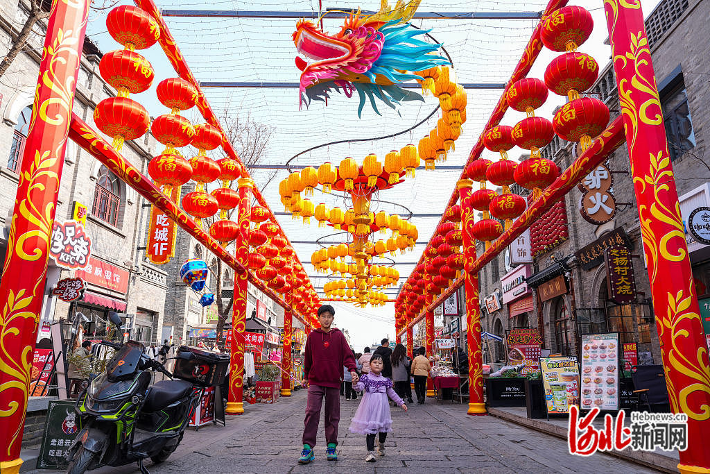 2月14日，游客在保定西大街游玩。