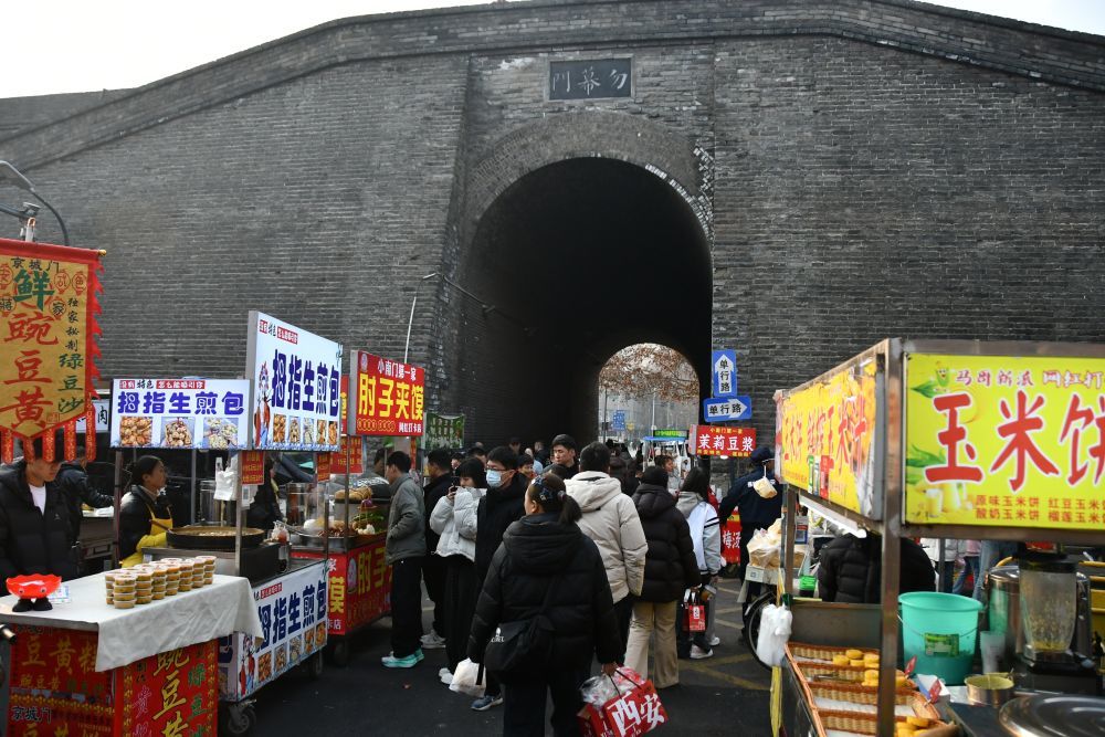 2月17日，西安小南门早市。新华社记者 姚友明 摄