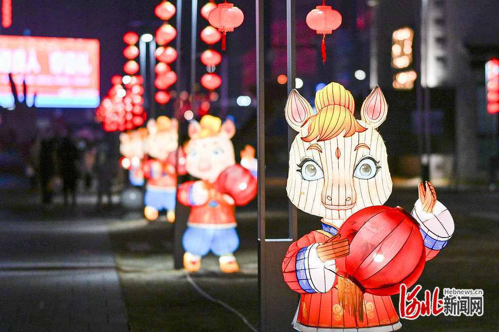 石家庄正太广场新春灯会吸引了市民的目光。