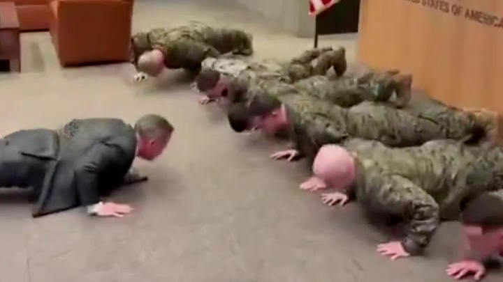 锻炼钢铁意志？美驻联合国大使与海军陆战队员一起做俯卧撑