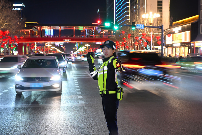 2月16日晚，邯郸市交巡警支队渚河大队女子中队交警在一线值守。