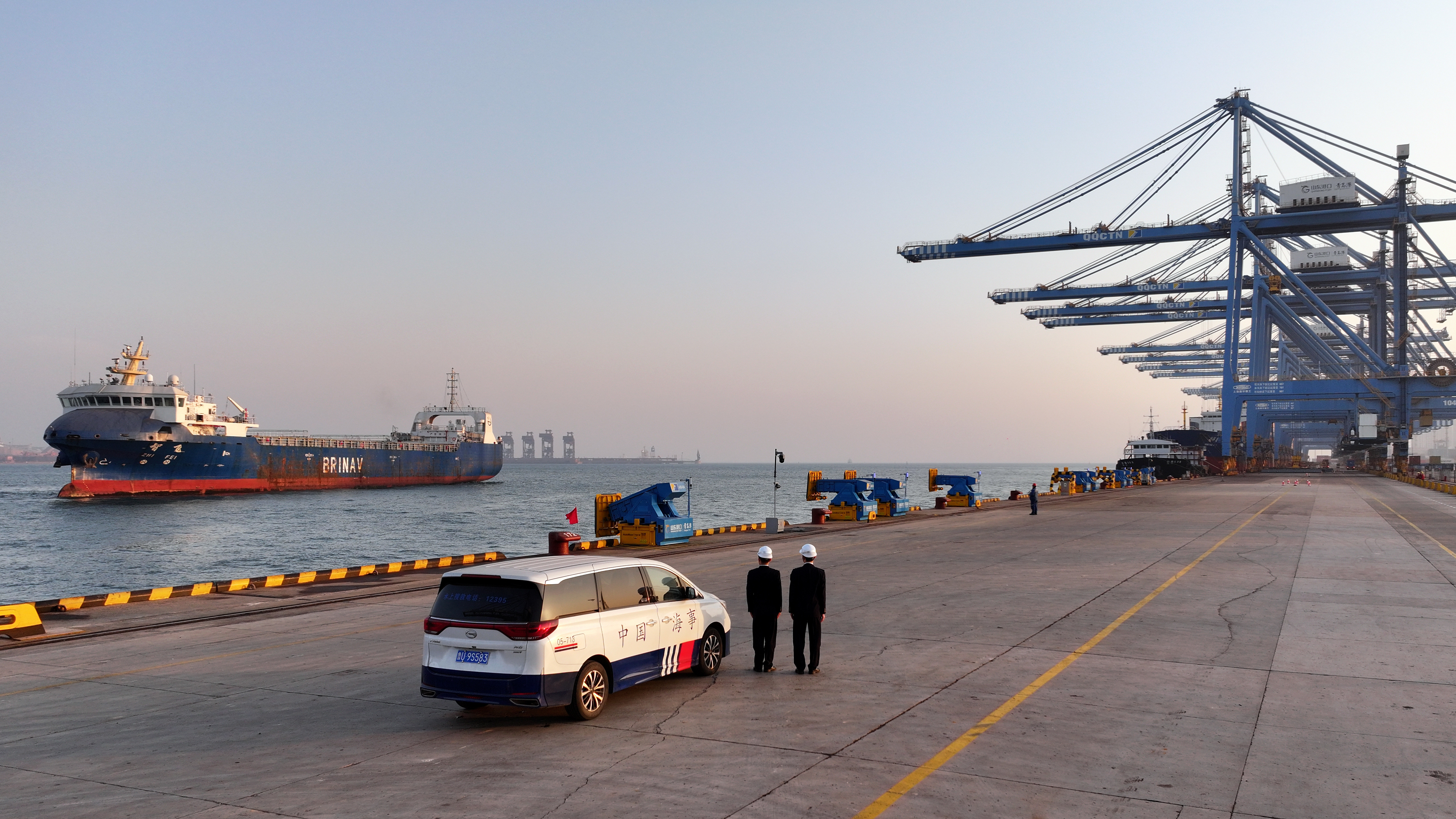 我国首次实现集装箱船舶航行、靠泊、作业全流程无人化！智船遇智港 山东港口青岛港自动化码头完成智能航行船舶全自主作业