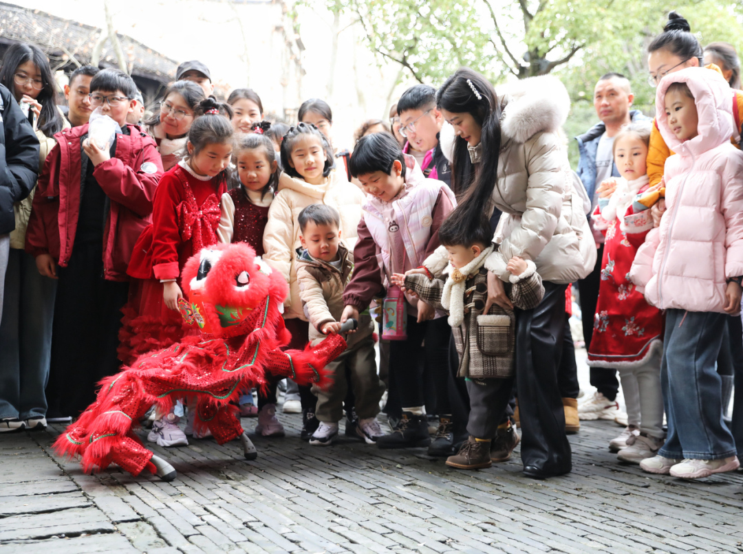 2月17日，大年初一，杭州清河坊历史街区以“国潮嬉游 马上有戏”为主题的开年大秀，传统舞狮与现代机器狗同台竞技 图源：潮新闻客户端