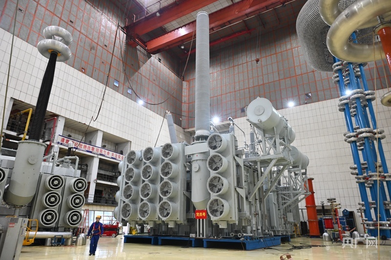 阿坝变电站“党员号”变压器（央广网见习记者 张润 摄）