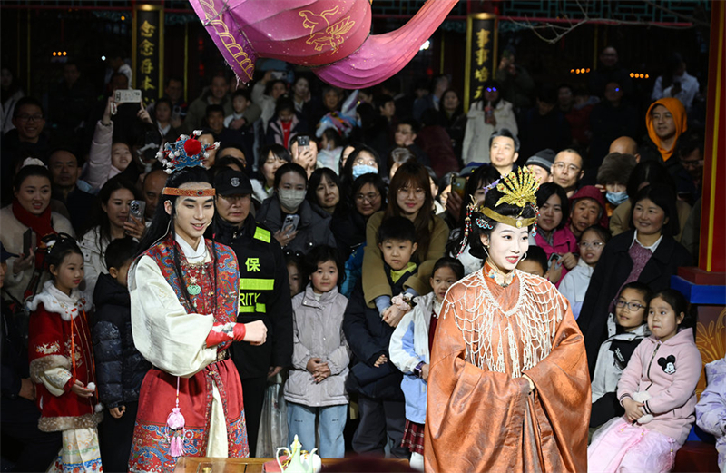 2月17日，游客在正定荣国府景区观看“一梦入红楼”演出。