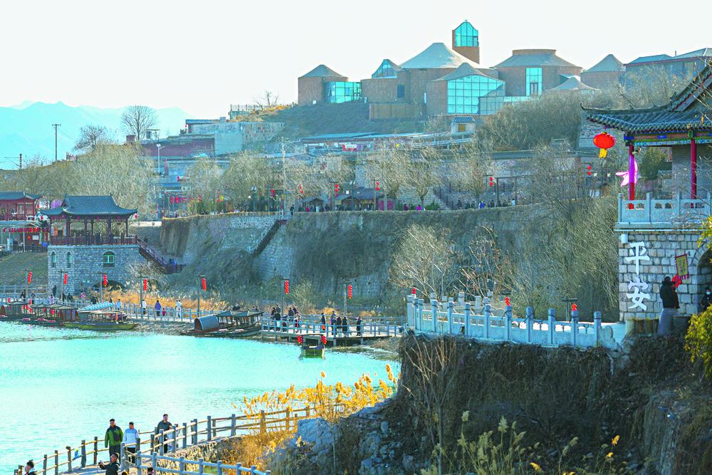 图为春节假期，游客在石家庄市井陉县南横口村游玩，乐享节日幸福时光。