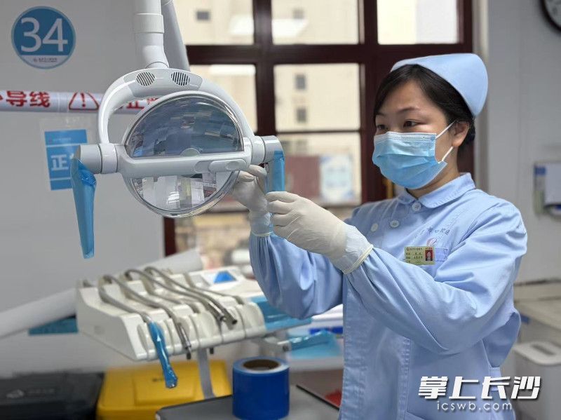 主管护师周琰为患者的颞下颌关节两侧复位作紧急准备。