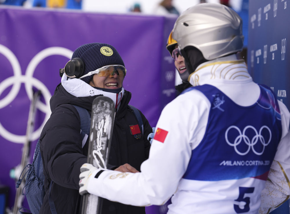 2月20日，王心迪与妻子徐梦桃（左）在决赛间隙。新华社记者 胡超 摄