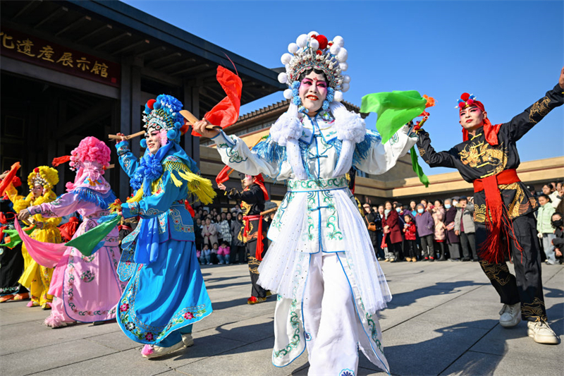 2月17日，民间艺人在沧州“非遗展演过大年”活动中表演。