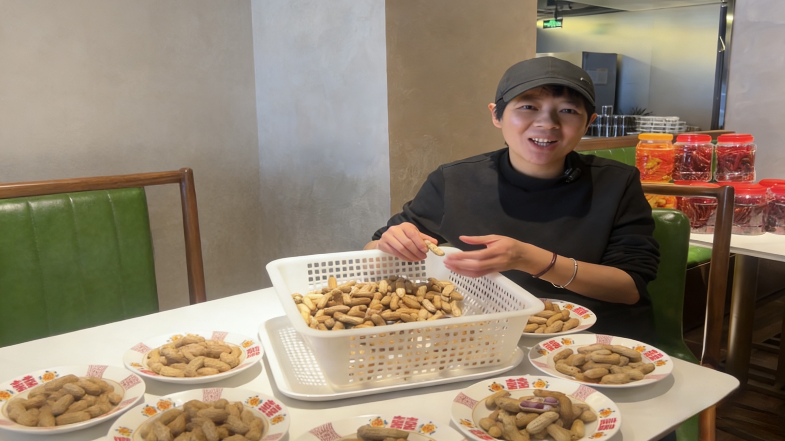 胡睿正在将来自江西抚州的红皮花生装盘。