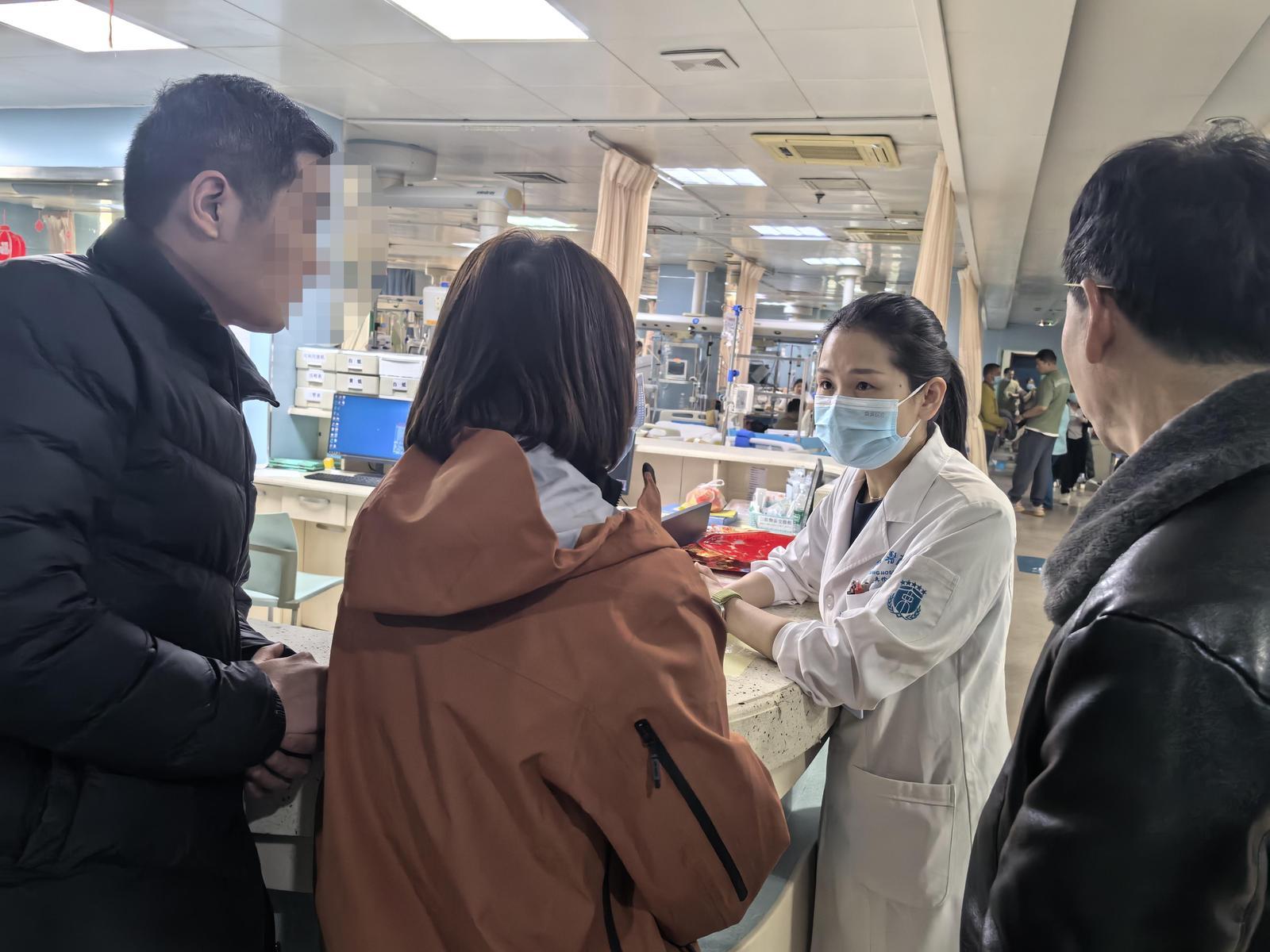 梁晓丽和病人家属沟通病情