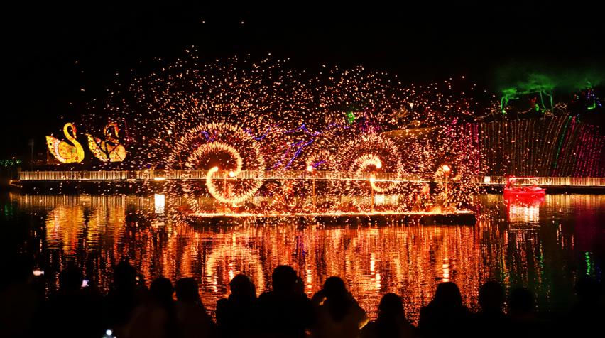 西山岚里景区上演非遗“打铁花”,铁水泼洒出万点金星,如繁星坠地。(西山岚里供图)