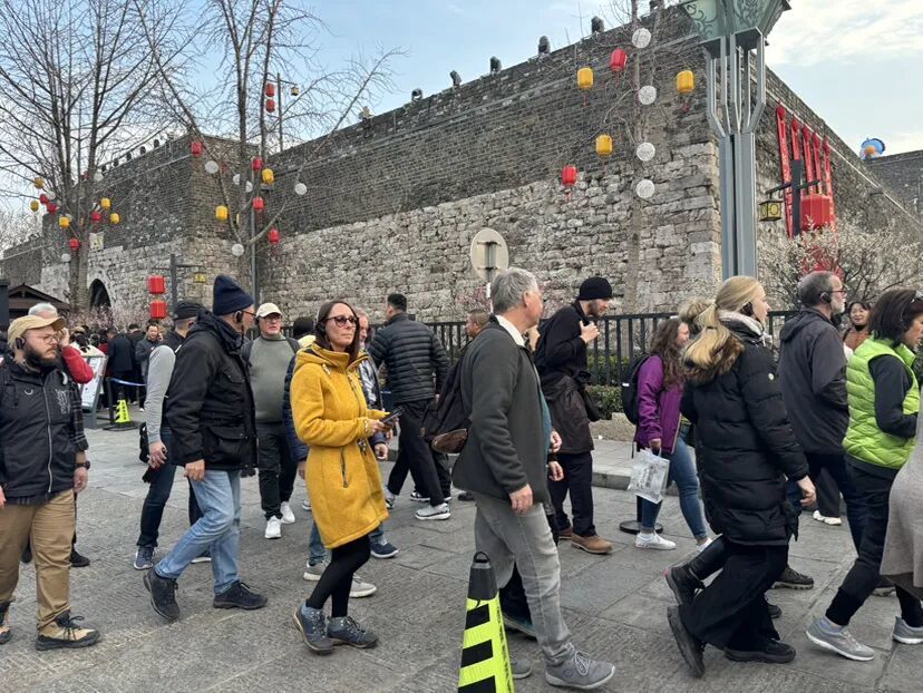 欧洲旅游团游览中华门。