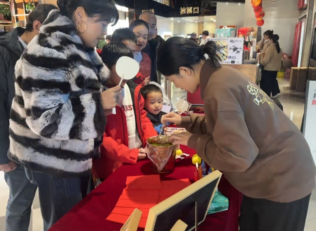 兰州新兴影城（广电中心店）精心打造的“非遗光影客厅”，市民体验拓印非遗。