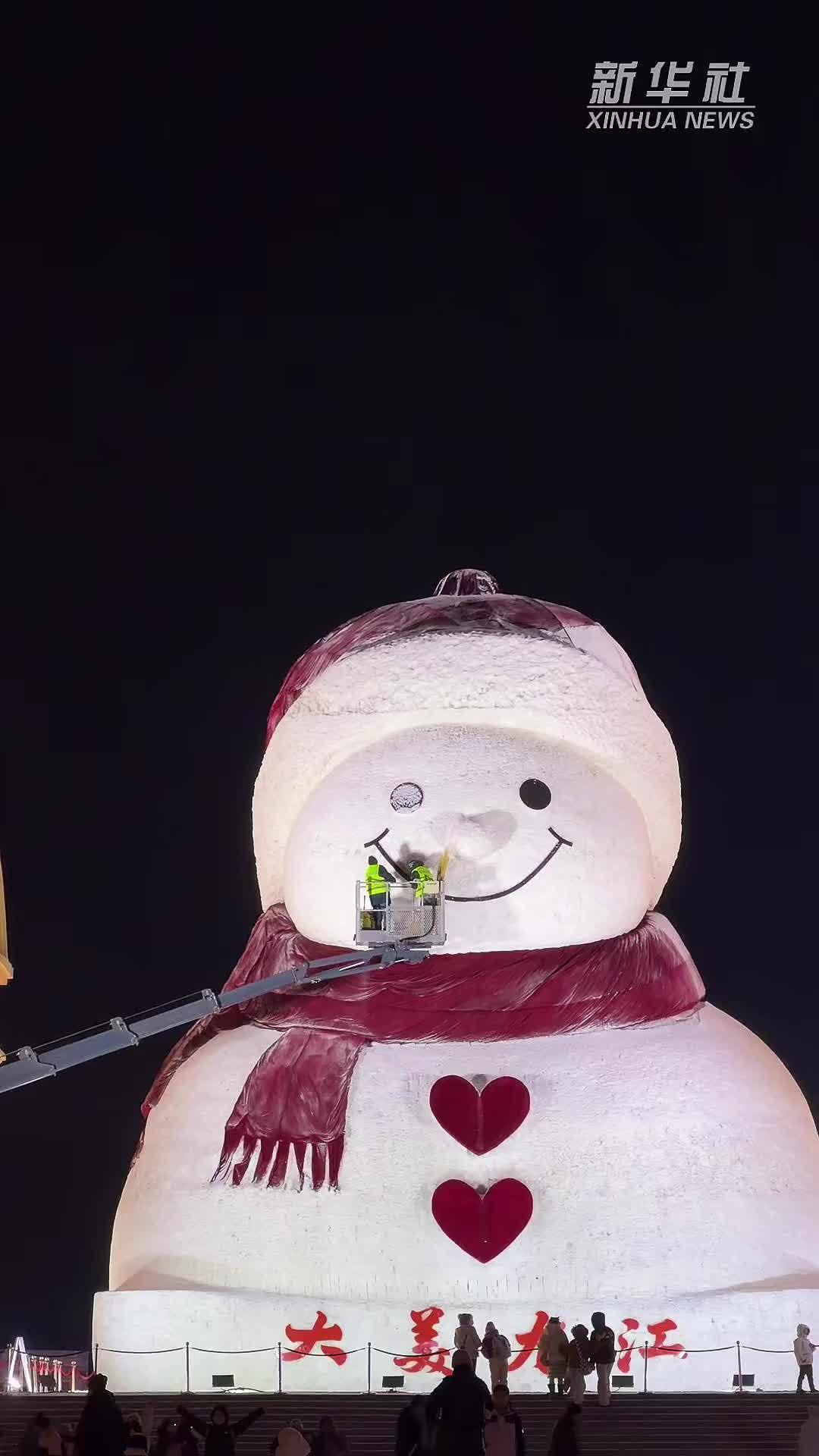 哈尔滨网红大雪人正在“美容”