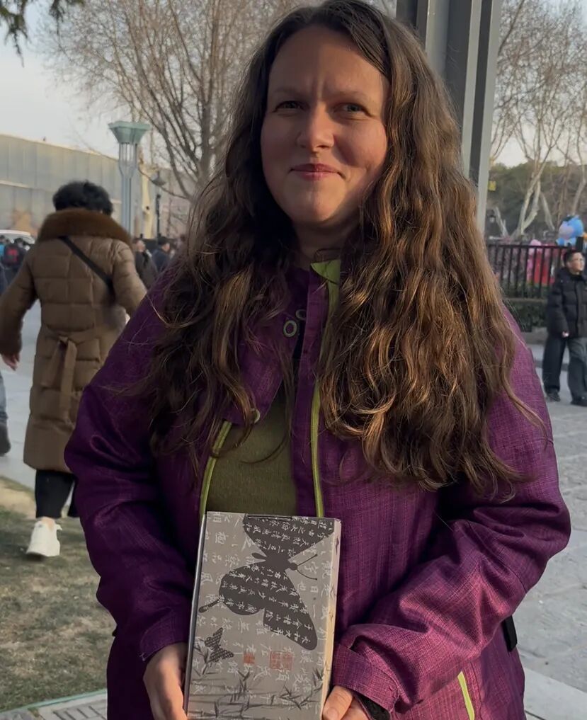 德国游客玛丽娜拿着刚买的梅花发簪礼盒。