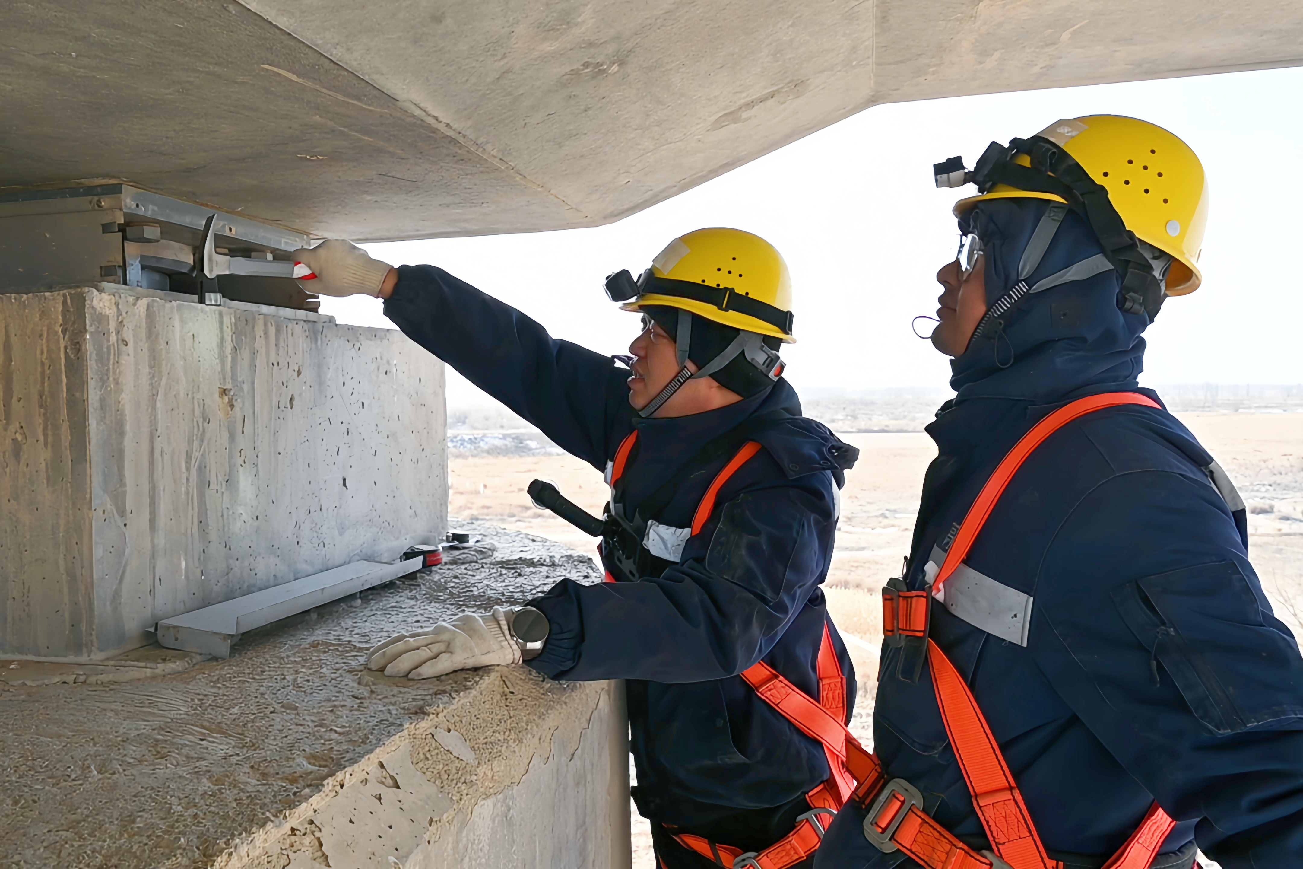 工长姚宜良正带领工友们在疏勒河大桥进行“天窗”作业