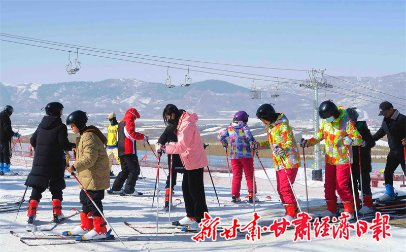 作为近年来热度持续攀升的冬季运动项目，滑雪正成为越来越多人的假日首选。