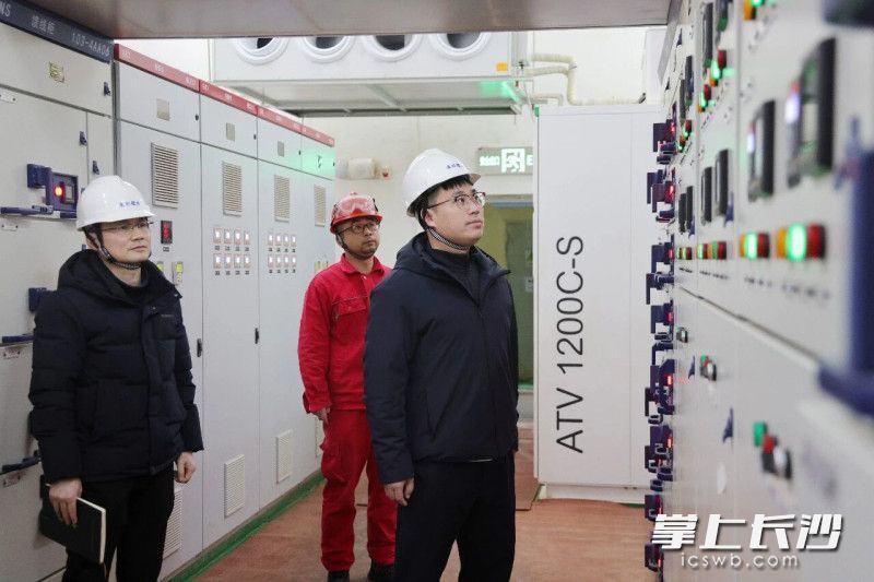 刘冰在查看设备使用情况。