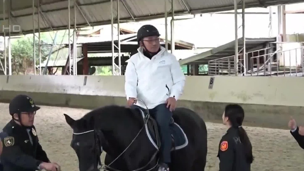 新北市长侯友宜体验骑警训练