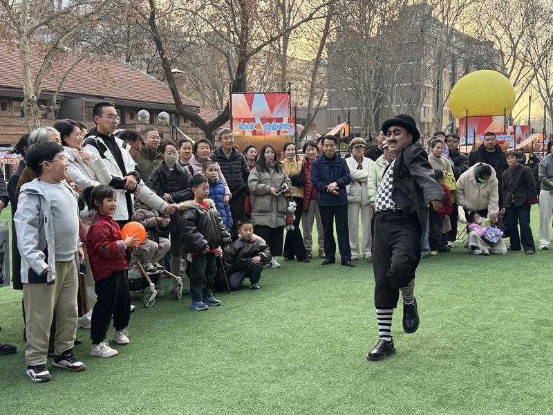 精彩演出轮番上演，吸引众多市民游客驻足观赏。