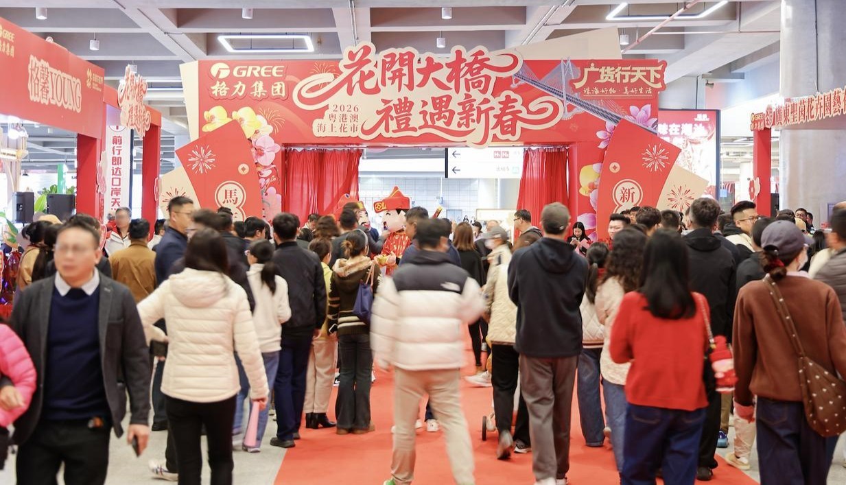 今年2月8日在港珠澳大桥珠海公路口岸二楼启幕的海上花市，集结大湾区名优花卉、非遗美食、经典手信，让港澳乡亲一站式体验岭南文化的魅力。图源：南方都市报