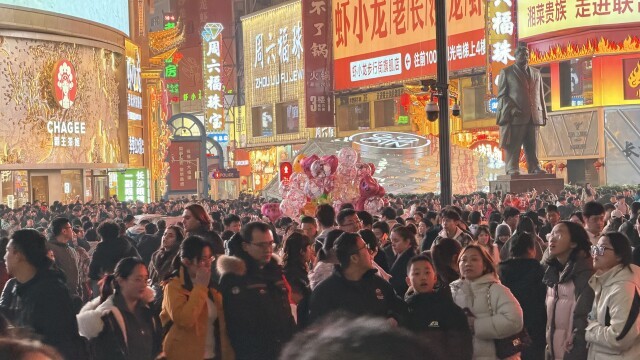 (2月19日晚,五一商圈挤满市民游客。彭可心 摄)