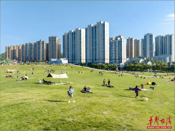 (吉首市积极打造市民家门口的口袋公园 以上图片由湖南省生态环境厅供图)