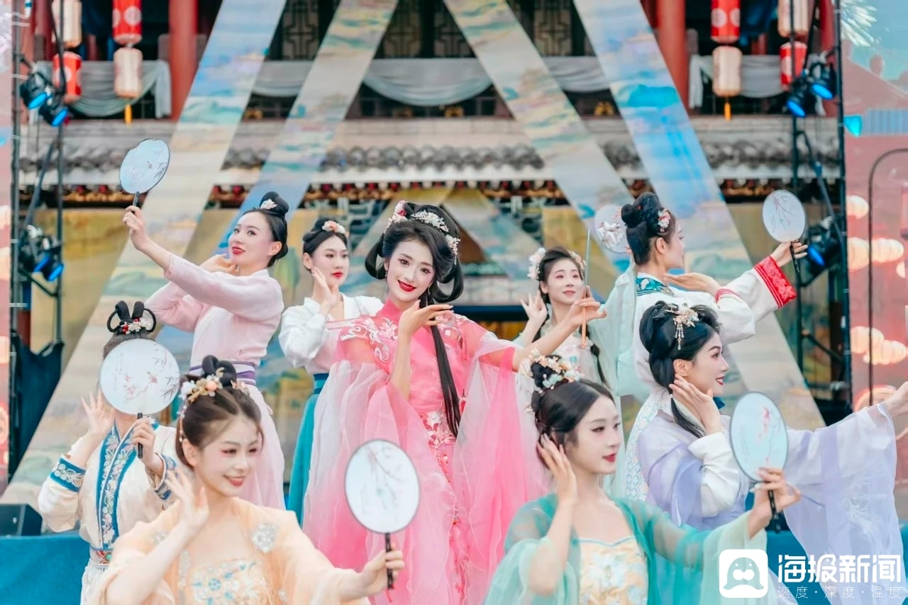 2025年8月9日，“曹县汉服X横店影视城影视国风大赏”汉服走秀活动在浙江横店举行。