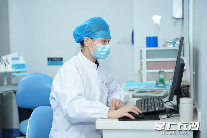 口腔颌面外科主治医师王薇王正在电脑系统里查看患者的相关病情。 均为通讯员供图