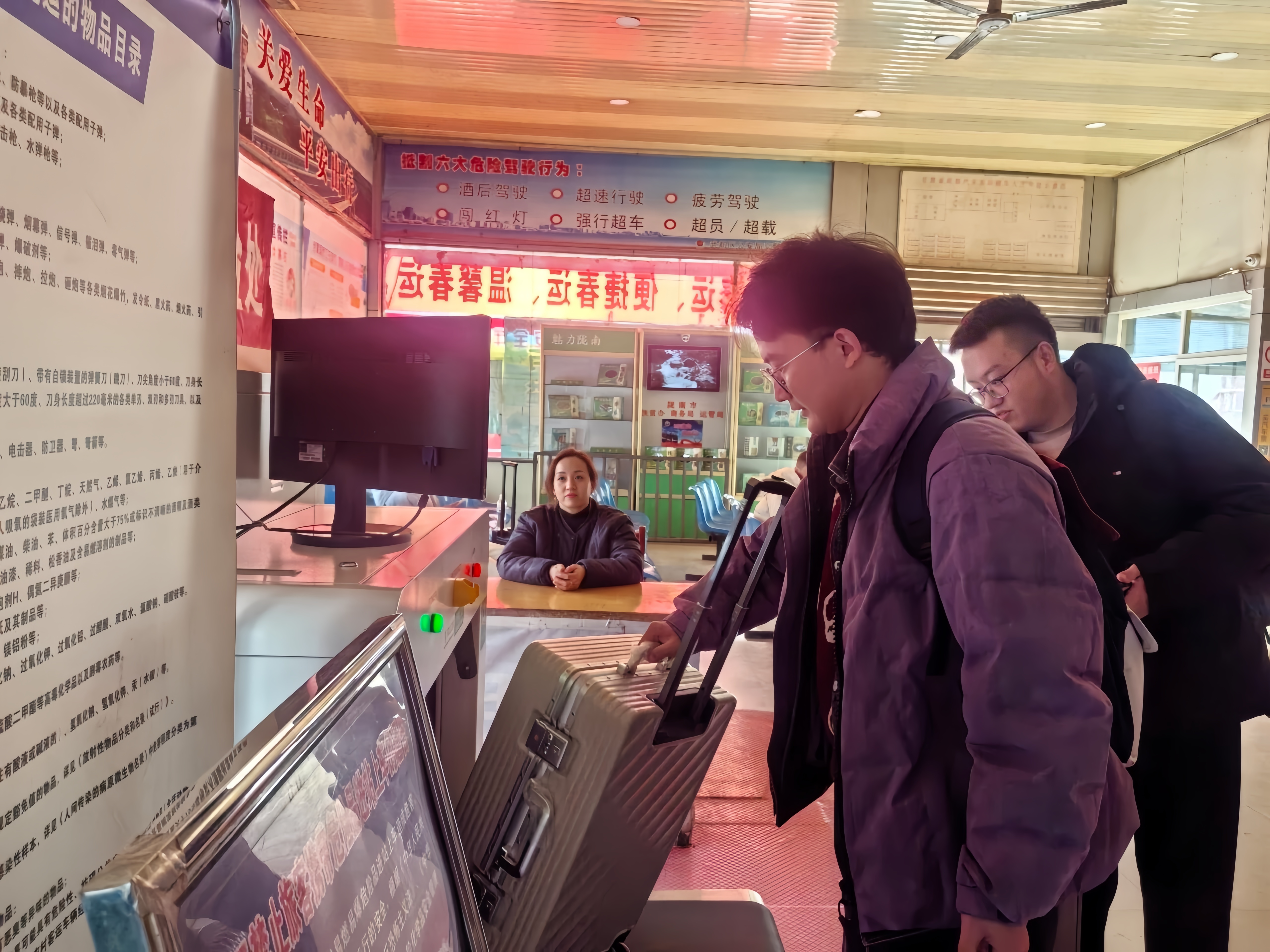 春节期间道路客运各车站内志愿服务旅客