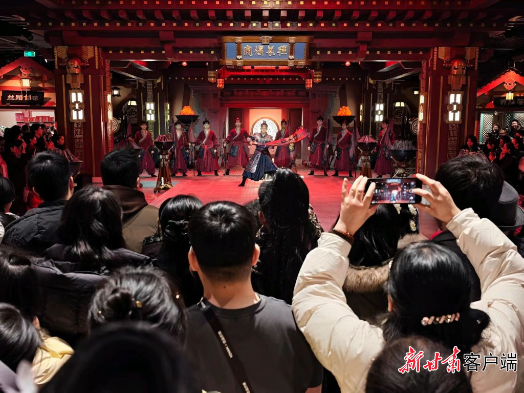 兰州“风起大汉”沉浸式体验街区,通过演艺、体验与消费场景融合,为消费者提供多感官文化体验。