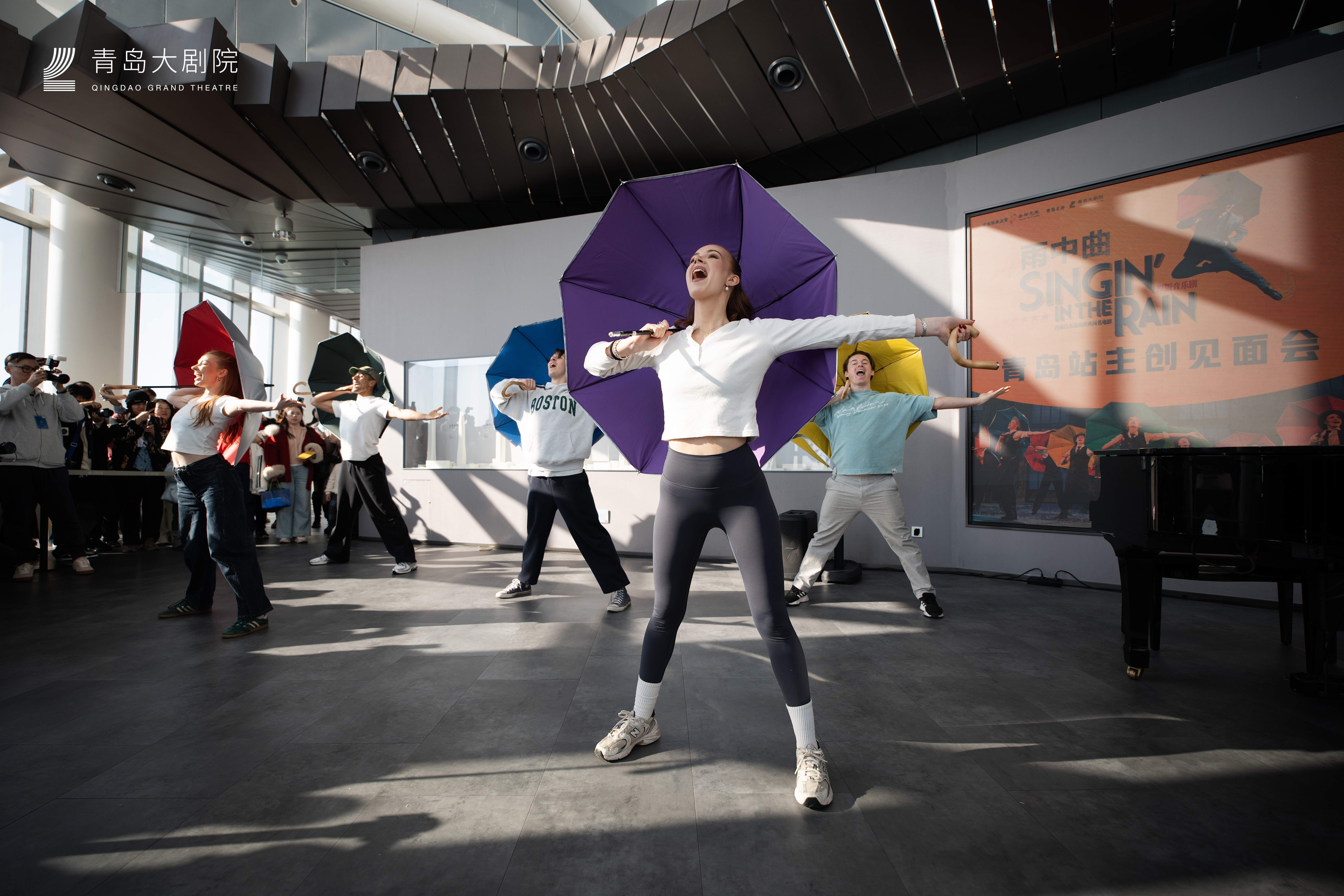 云端共舞“雨中曲”，伦敦西区原版经典唱响青岛最高点