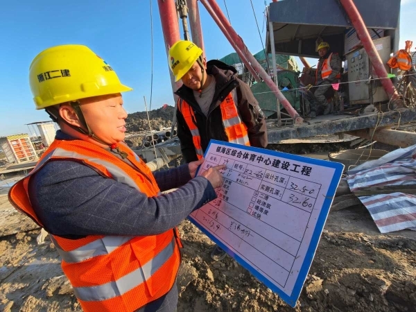 为了“千项万亿”，他们在工地抢“10%”