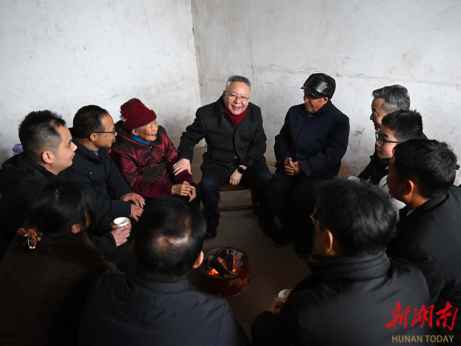 2月17日,沈晓明走访慰问村民邱国荣一家。