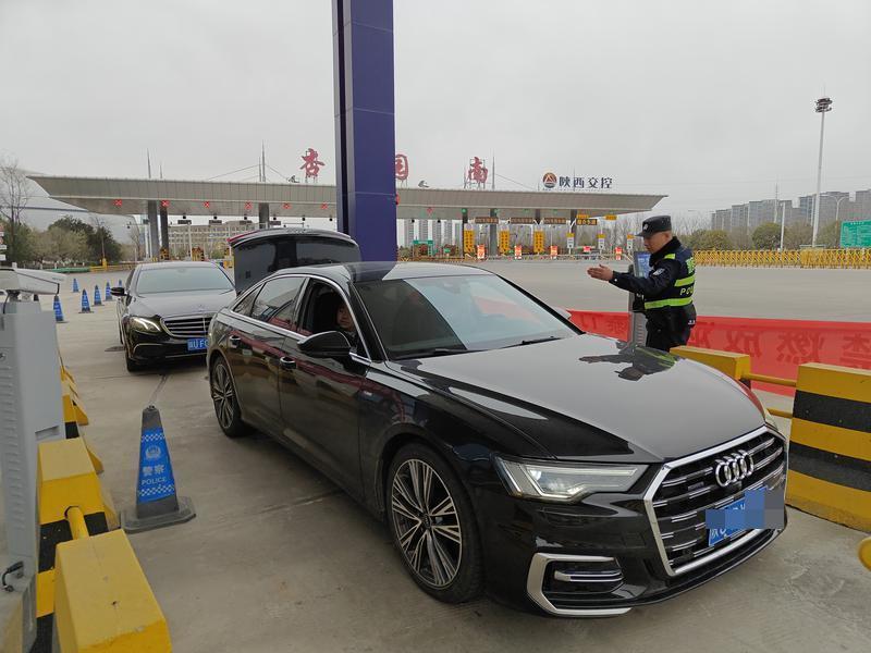 民警引导车辆进入检查站
