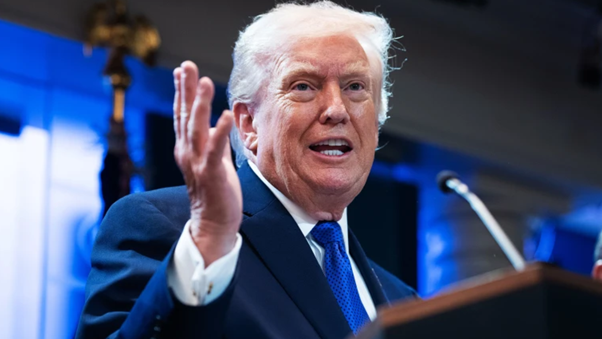 美记者提问：民主党领袖说你想当国王，特朗普直接开骂：他是个弱智