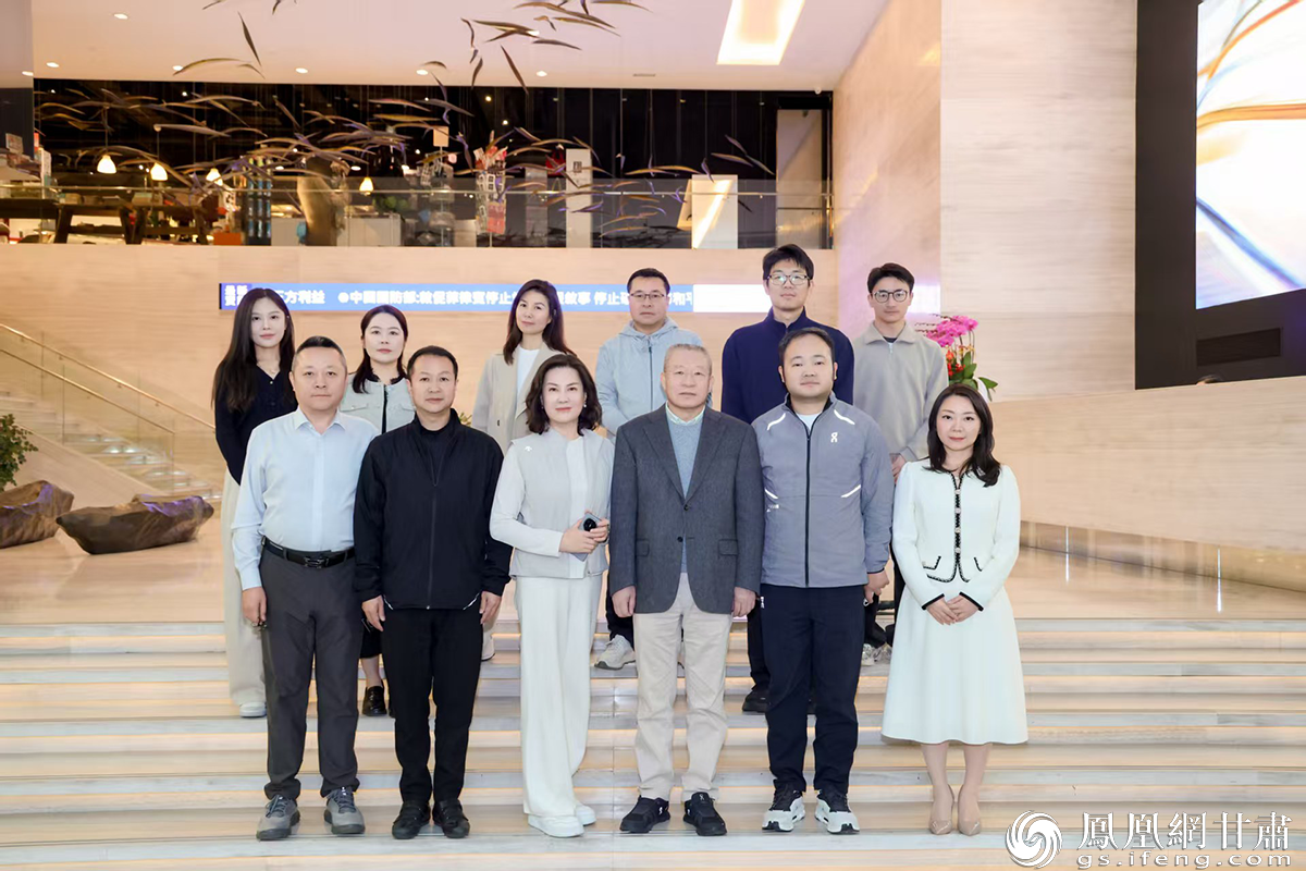 凤凰卫视执行董事、总编辑，凤凰网董事长兼CEO孙玉胜（前排右三）与赴港交流学习的凤凰网五佳地方站负责人合影留念。