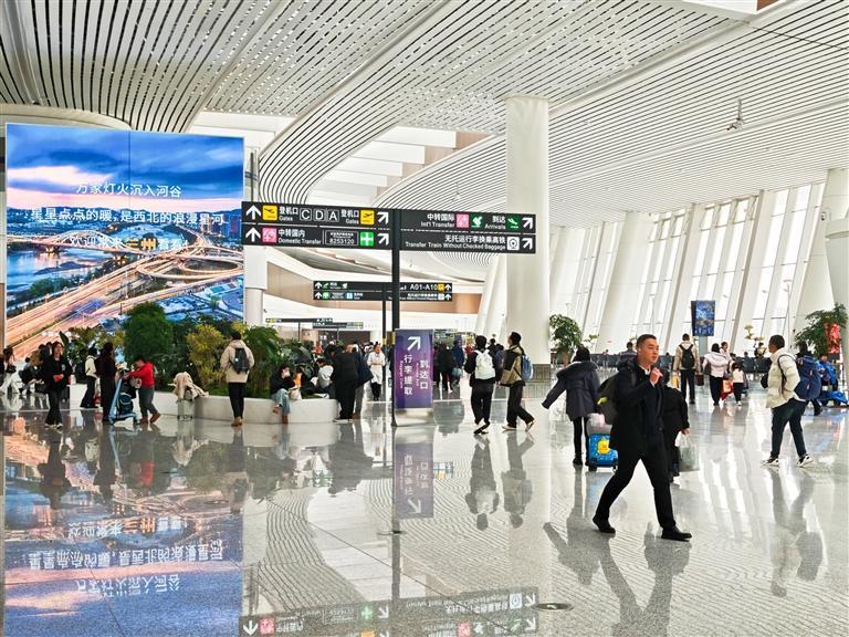 机场内旅客有序出行　薛晓霞　摄