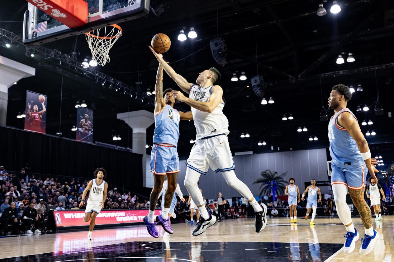 （程驰空切完成上篮。）