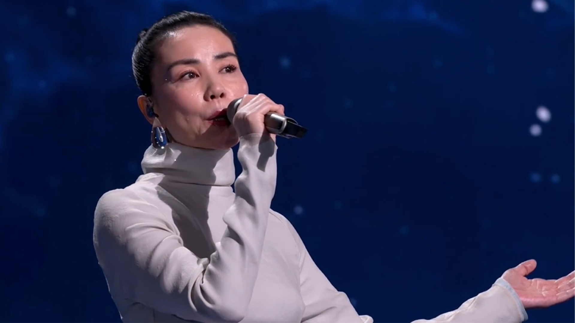 王菲演唱结束后，女儿窦靖童发文：挖嘞个亲娘