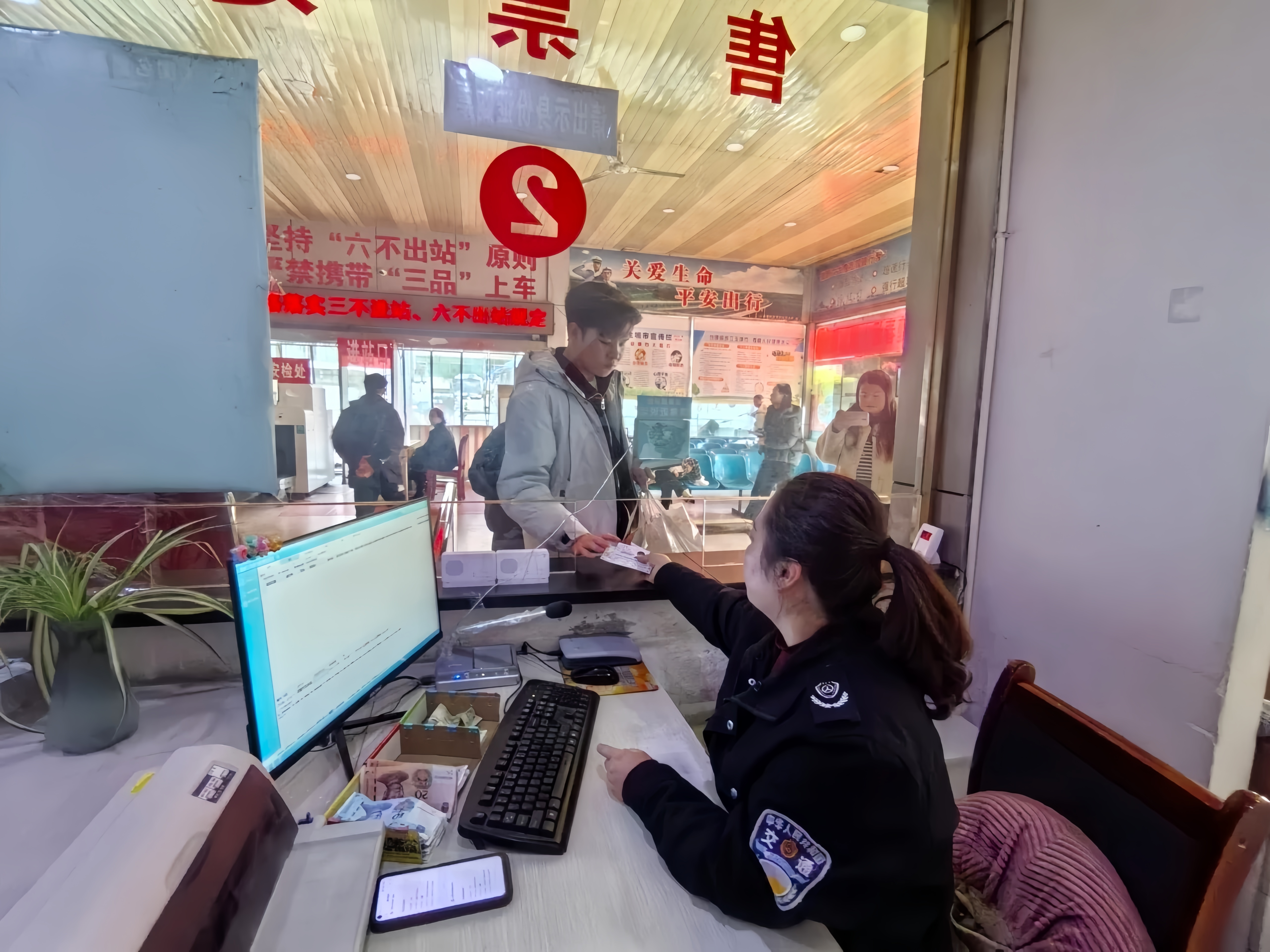 春节期间道路客运各车站内志愿服务旅客