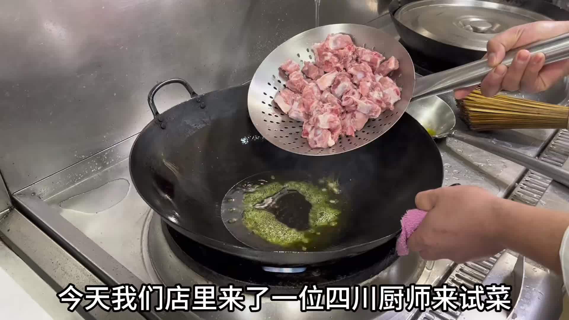 川菜大厨做地方特色菜，老板竟开出月薪18000块工资，真开眼