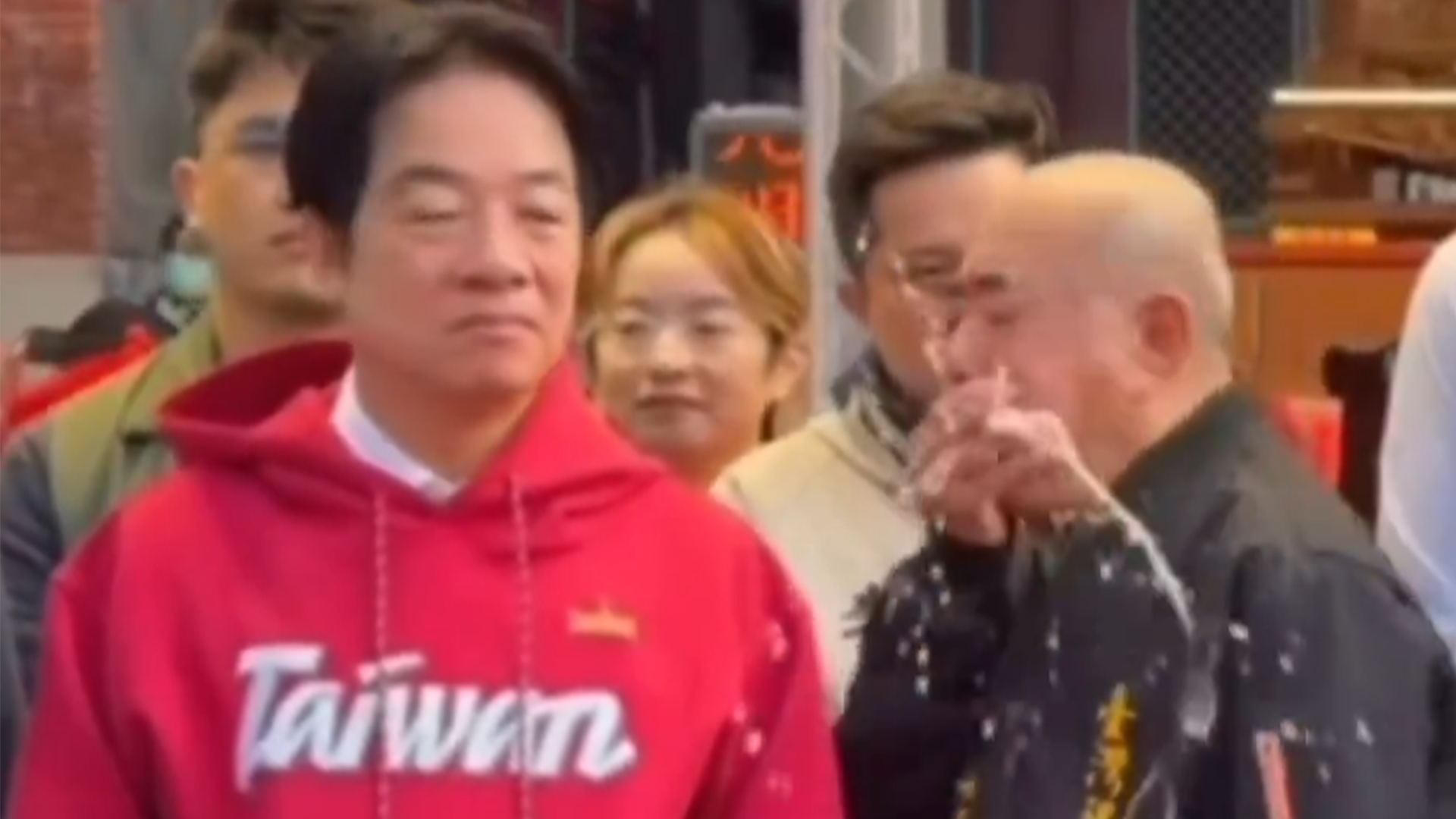 听了就想吐！绿营民代称民进党2026选举要赢，台南庙方主委瞬间听吐了，赖清德遭呕吐物波及