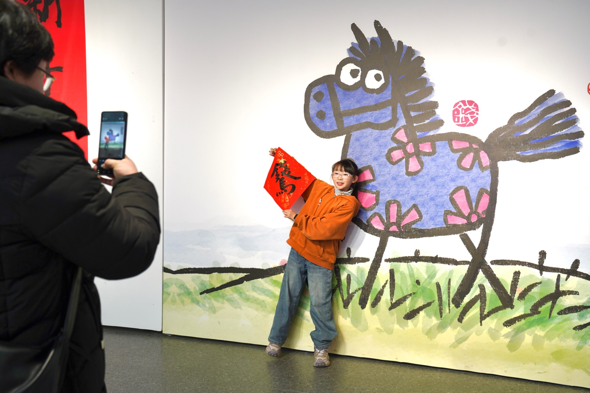 市民与美术馆画作合影（央广网记者 郭明彤 摄）