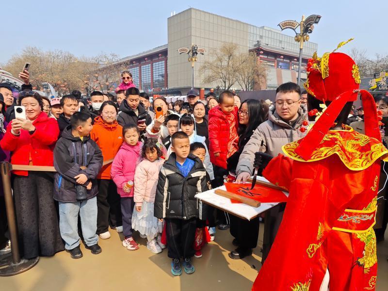 大唐不夜城里“机器人天团”贺岁 科技与盛唐烟火撞出别样年味儿