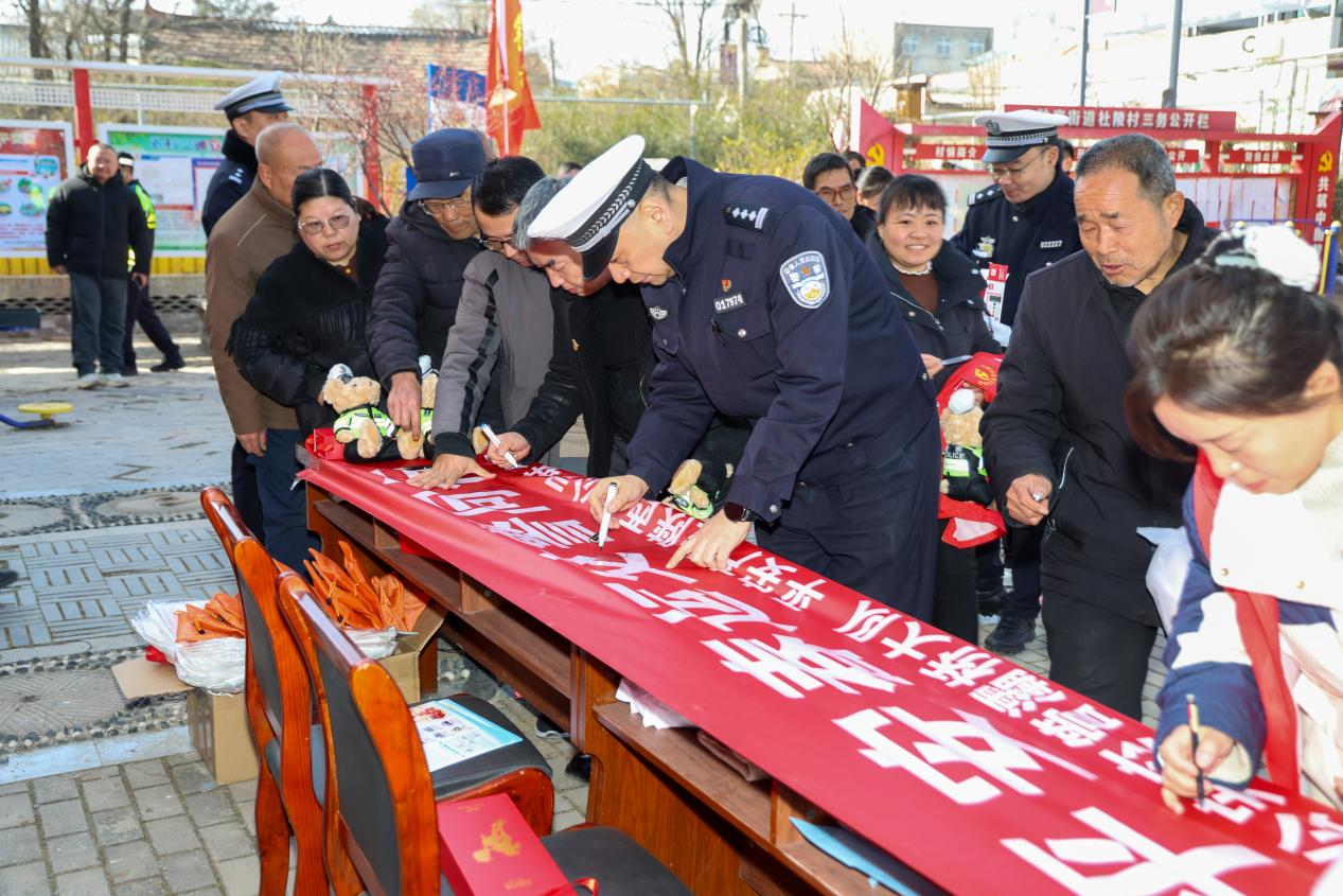 警企联动防风险 杜陵村上演春运平安大戏