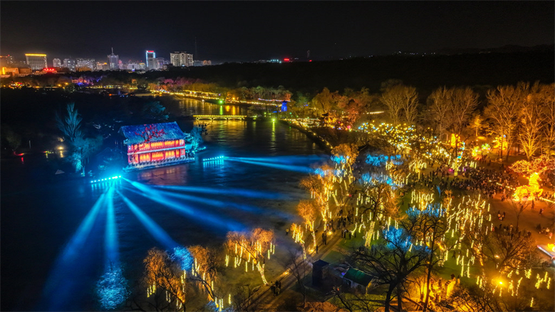 2月18日，承德避暑山庄新春灯会现场。